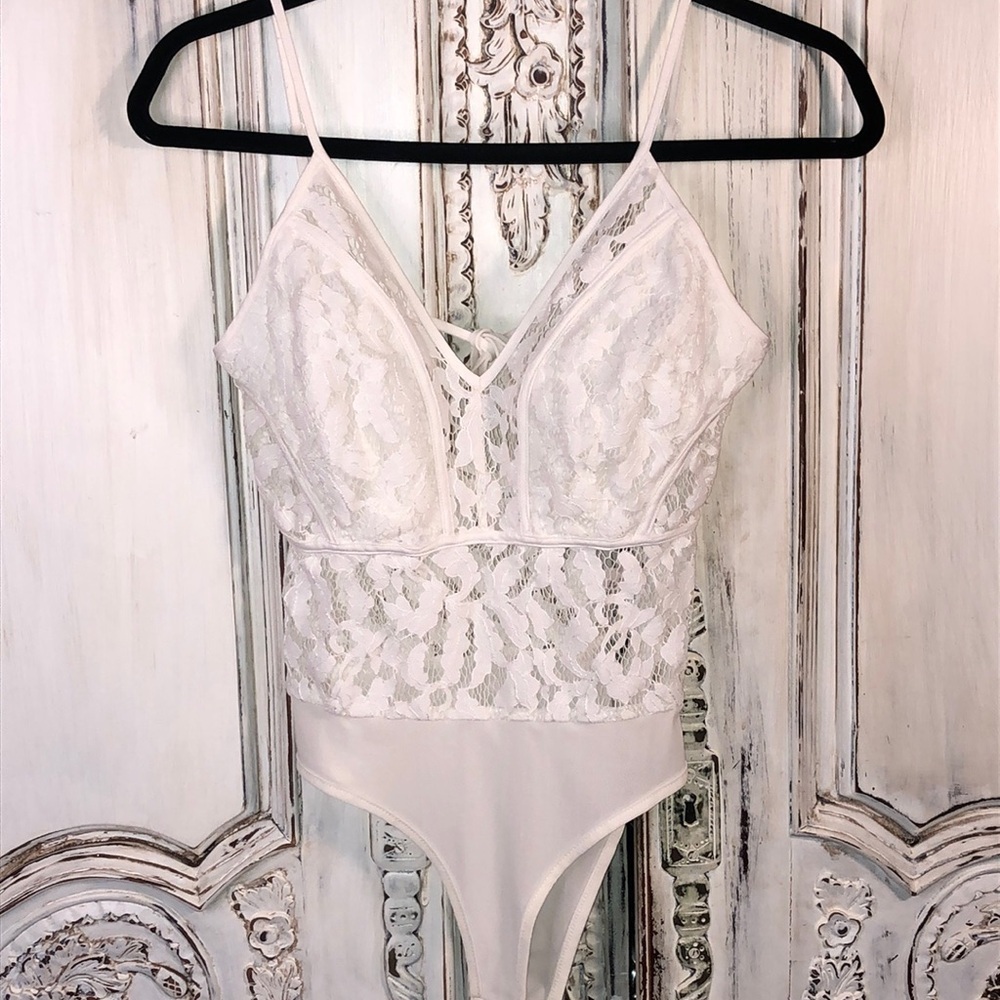 LULUMARI Spaghetti Strap Peekaboo Lace Snap  Crotch Bodysuit Size Small